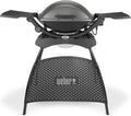 Barbacoa eléctrica Weber Q2400 con soporte y mesas laterales, superficie de cocción de 54 x 39 cm, portátil, parrilla de cocción de hierro fundido vitrificado dividida en 2 partes, tapa y cuerpo de aluminio fundido - Gris oscuro (55020879)