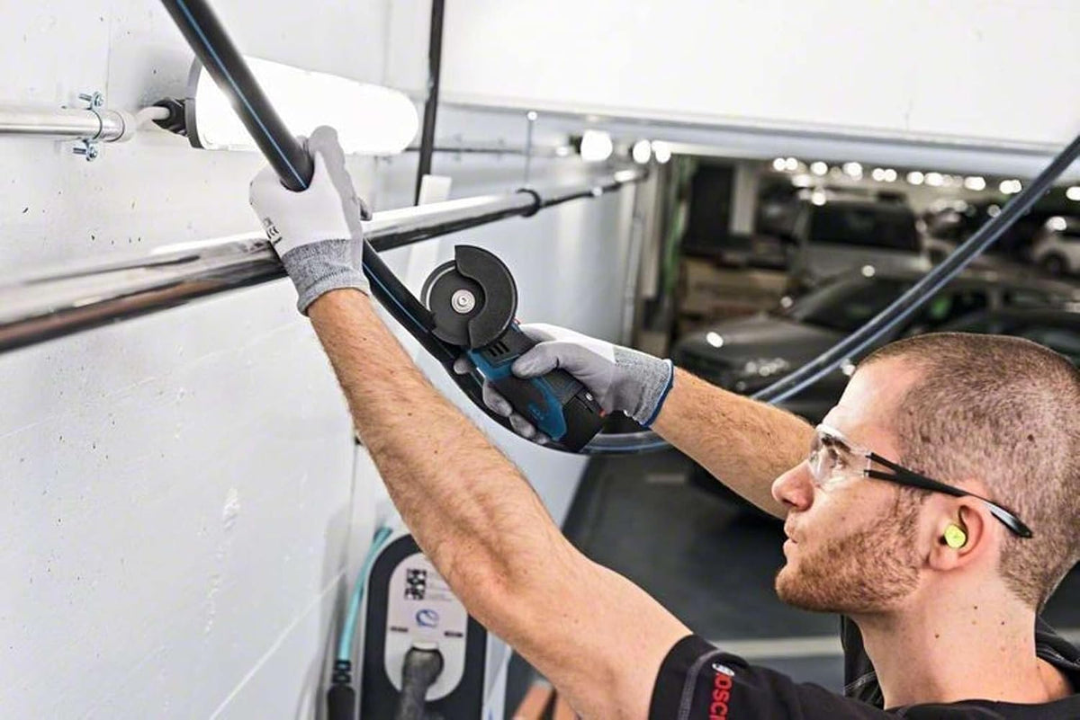 Miniamoladora angular a batería Bosch Professional 12V System GWS 12V-76 (incluye 2 baterías de 3,0 Ah, cargador rápido GAL 1230 CV, 1 disco Carbide Multi Wheel, 2 discos de corte Expert for Inox, L-BOXX2)