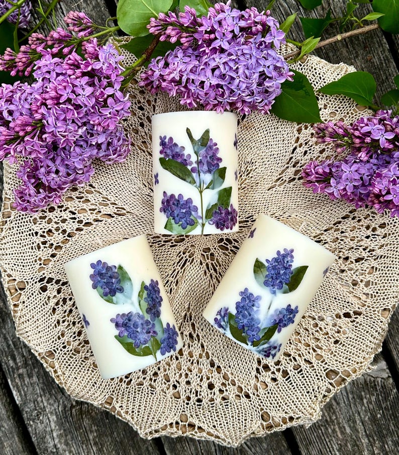 Vela de soja con flores de lila naturales, cera de soja, mecha de algodón, 9 x 7,5 cm