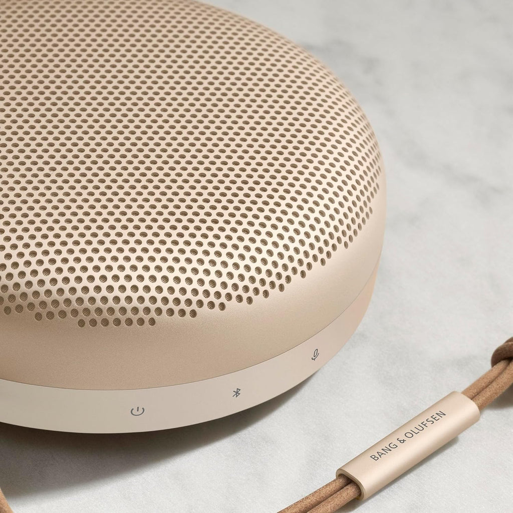 Bang & Olufsen Beosound A1 (2.ª gen.) – Altavoz Bluetooth portátil inalámbrico, resistente al agua IP67, sonido 360 grados, asistente de voz Alexa y manos libres, 18 horas de batería - Black Anthracite