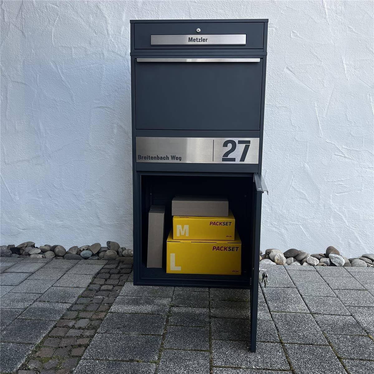 Metzler Paketbox draußen groß XXL, Briefkasten mit Paketfach in Anthrazit RAL7016, Paketbriefkasten, Standbriefkasten, Paketkasten, Personalisiert Edelstahl Namensschild Gravur, rostfrei - Bispo Max 2