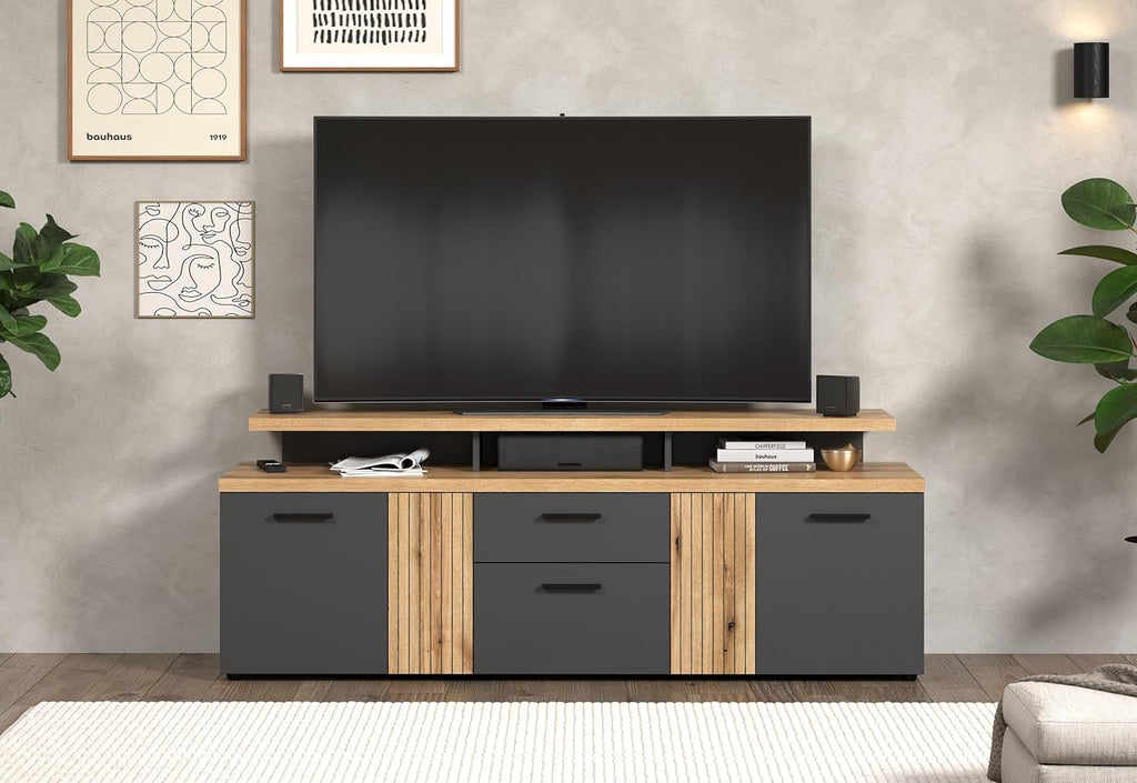 Mueble para TV trendteam smart living Esteban, gris/roble, con 4 puertas, 1 cajón, 1 puerta abatible, 3 compartimentos abiertos (ancho x alto x fondo) 180 x 67 x 47 cm, 2 puertas con diseño estriado, montaje reversible (derecha/izquierda)