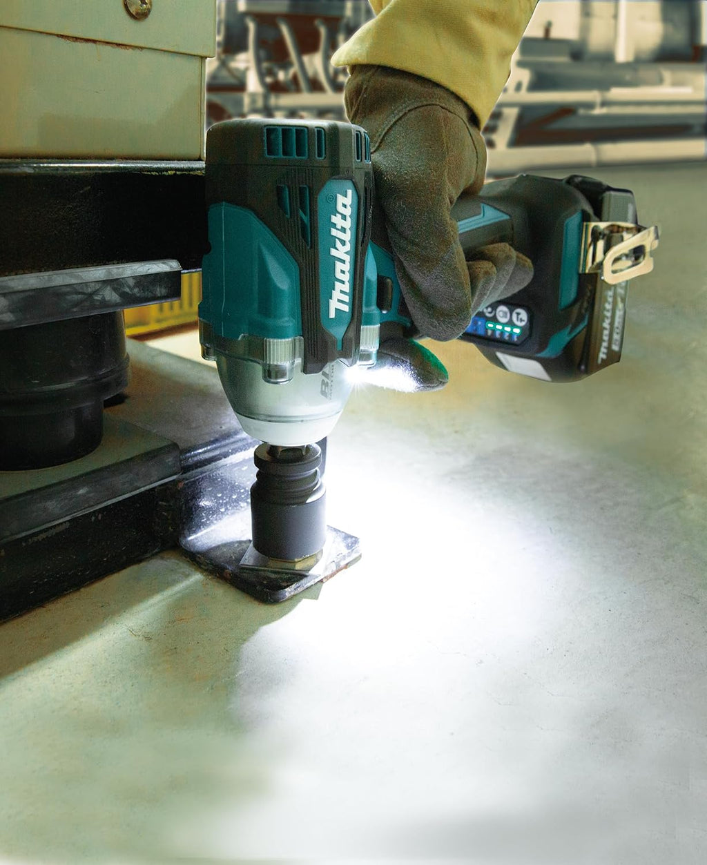 Atornillador de impacto a batería Makita DTW300RTJ 18 V / 5,0 Ah, 2 baterías + cargador en maletín MAKPAC