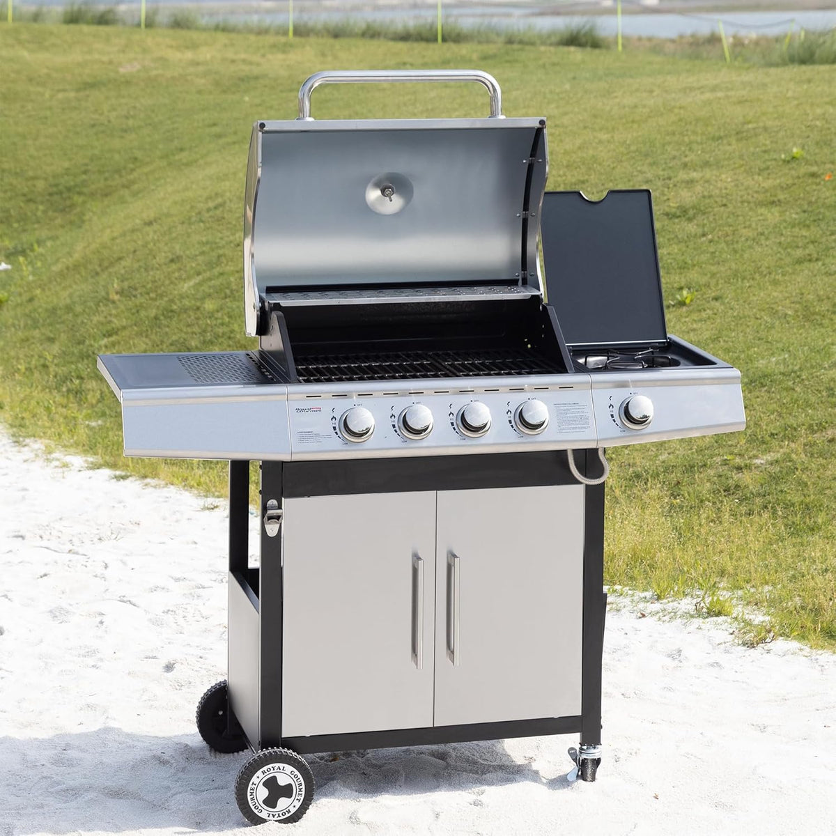 Barbacoa de Gas Royal Gourmet de 4+1 Quemadores de Acero Inoxidable, Parrilla de Gas de 14,5 kW de Potencia con Mesas y Termómetro, 2 Ruedas Direccionales, 2 Puertas, Adecuada para Jardín y Exterior, Plata