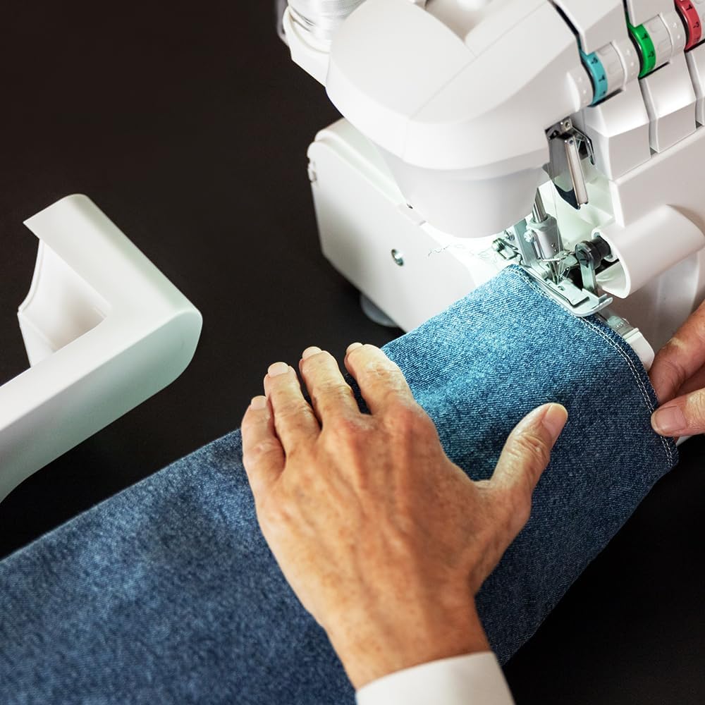 Cecotec Maszyna do szycia, BelleCouture OverLock, prędkość 1100 obr/min, regulowane ciśnienie wykrawania, postęp różnicowy, funkcje ściegu 4-nitkowego i zestaw akcesoriów