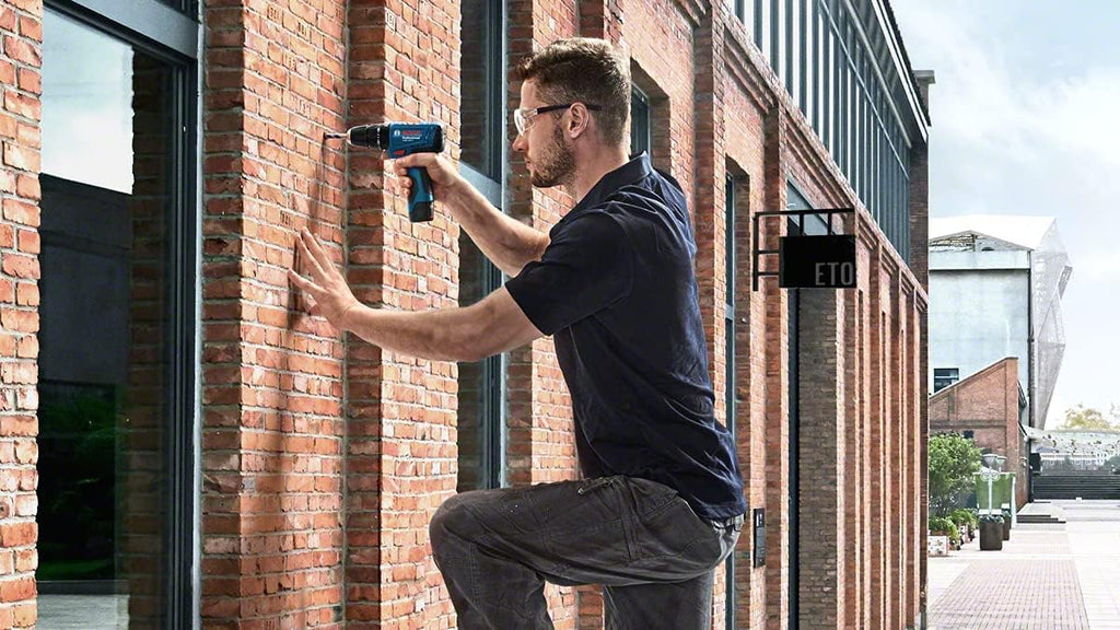 Bosch Professional system 12V: akumulatorowa wiertarko-wkrętarka udarowa GSB 120-LI (2 akumulatory GBA 12V 2.0Ah, ładowarka GAL 1210 CV, 23-częściowy zestaw wierteł i końcówek, walizka)