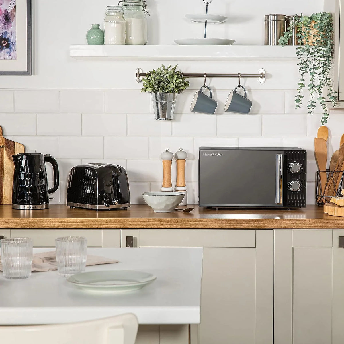 Russell Hobbs Honeycomb RHMM715B 17 l i 700 W ręczny kuchenka mikrofalowa, kolor czarny, z 5 poziomami mocy, wbudowanym timerem i funkcją rozmrażania.