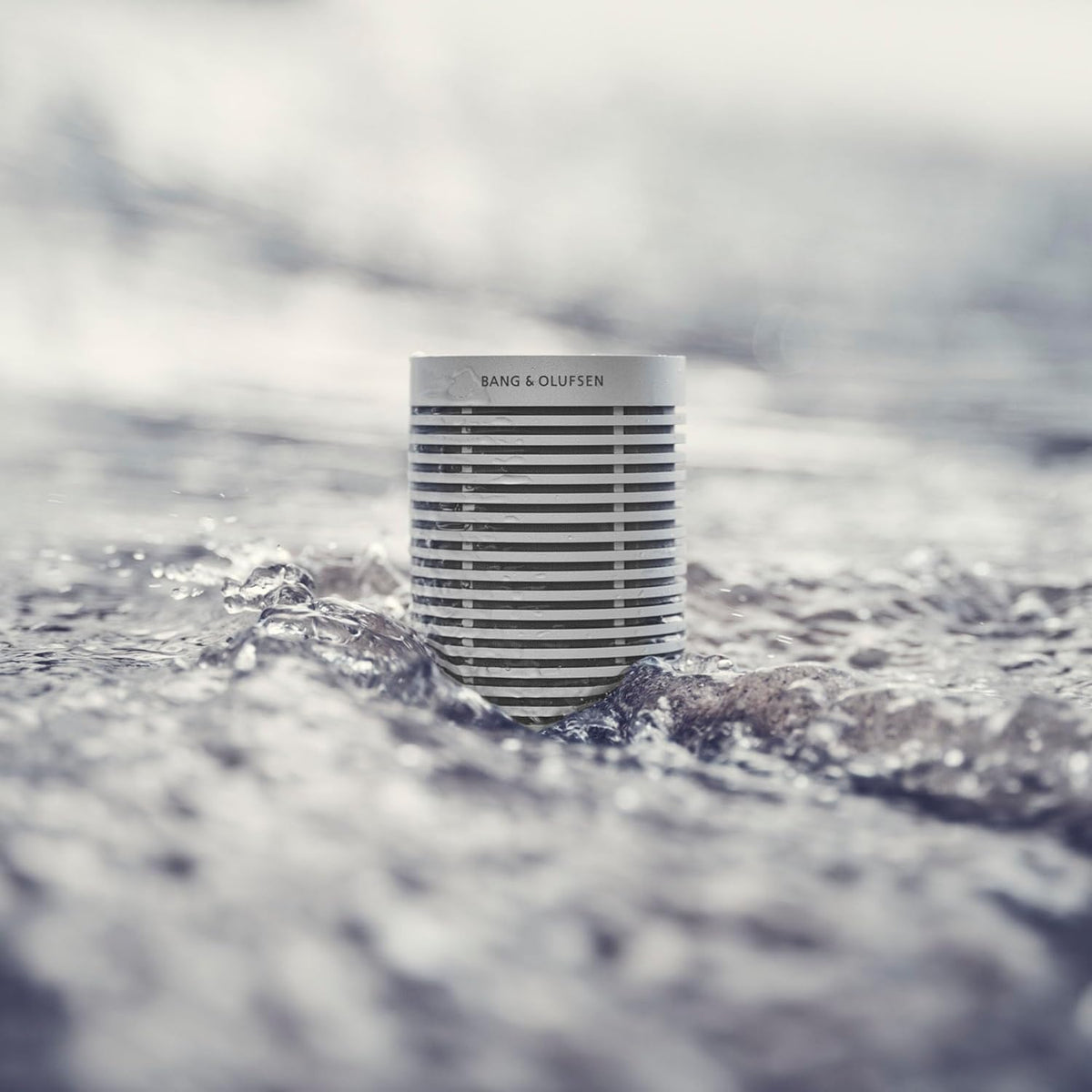 Bang & Olufsen Beosound Explore – Altavoz Bluetooth inalámbrico portátil para exteriores, hogar y viajes, 27 horas de autonomía, resistente al agua, sonido 360° + cable de carga USB-C – Negro antracita