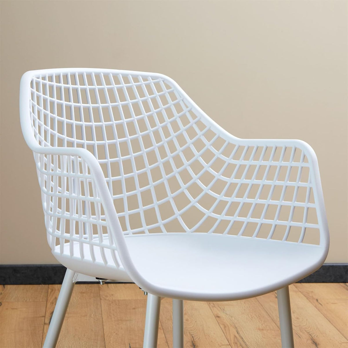 IDIMEX Sillas de jardín Lucia en set de 4, blanco - Silla de diseño de concha con reposabrazos de plástico, diseño retro adecuado para interiores y exteriores, de fácil cuidado y resistente a los rayos UV, sillas de comedor para 4 personas