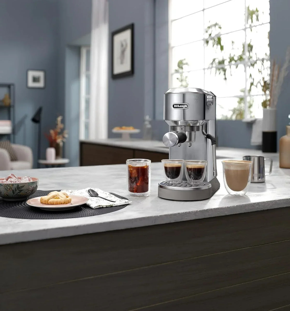 De'Longhi Dedica – Cafetera de bomba de acero inoxidable para café molido o monodosis, espresso y capuchino, depósito de 1,3 litros, sistema antigoteo, modelo EC685.M, color metal