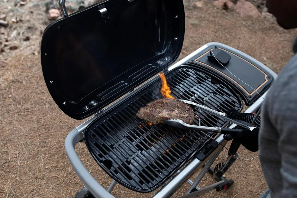 Barbacoa de gas portátil Traveler con soporte plegable y ruedas, quemador de 3,8 kW, superficie de cocción de 2065 cm² y termómetro en la tapa