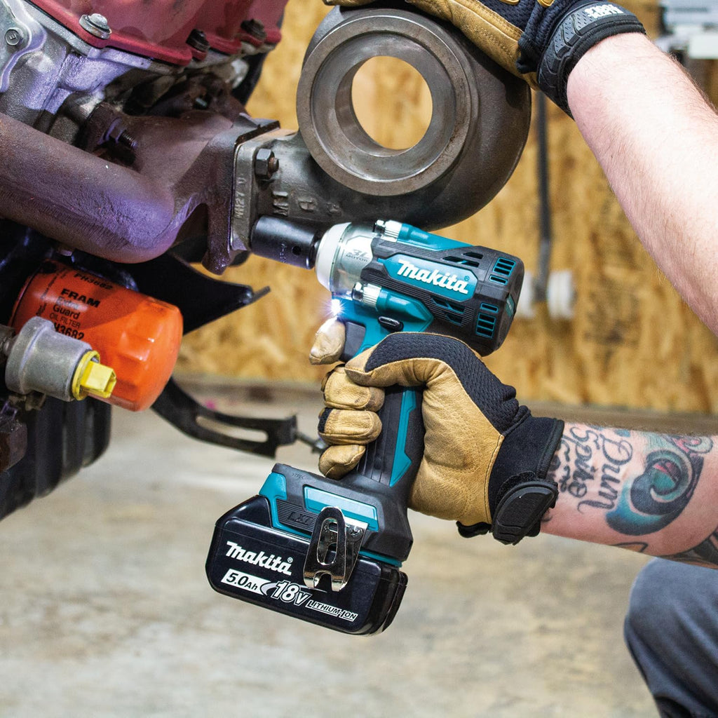Atornillador de impacto a batería Makita DTW300RTJ 18 V / 5,0 Ah, 2 baterías + cargador en maletín MAKPAC
