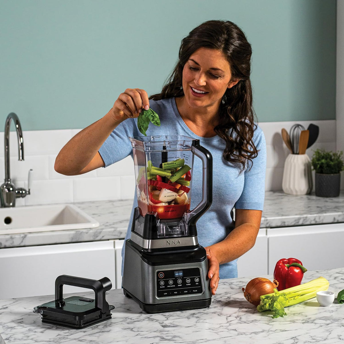 Procesador de alimentos y licuadora 3 en 1 Ninja con 5 programas: Mezclar, Mezcla máxima, Picar, Licuar, Triturar, recipiente de 1,8 L, jarra de 2,1 L, vaso de 700 ml, 1200 W, apto para lavavajillas, Auto-iQ, negro BN800EU