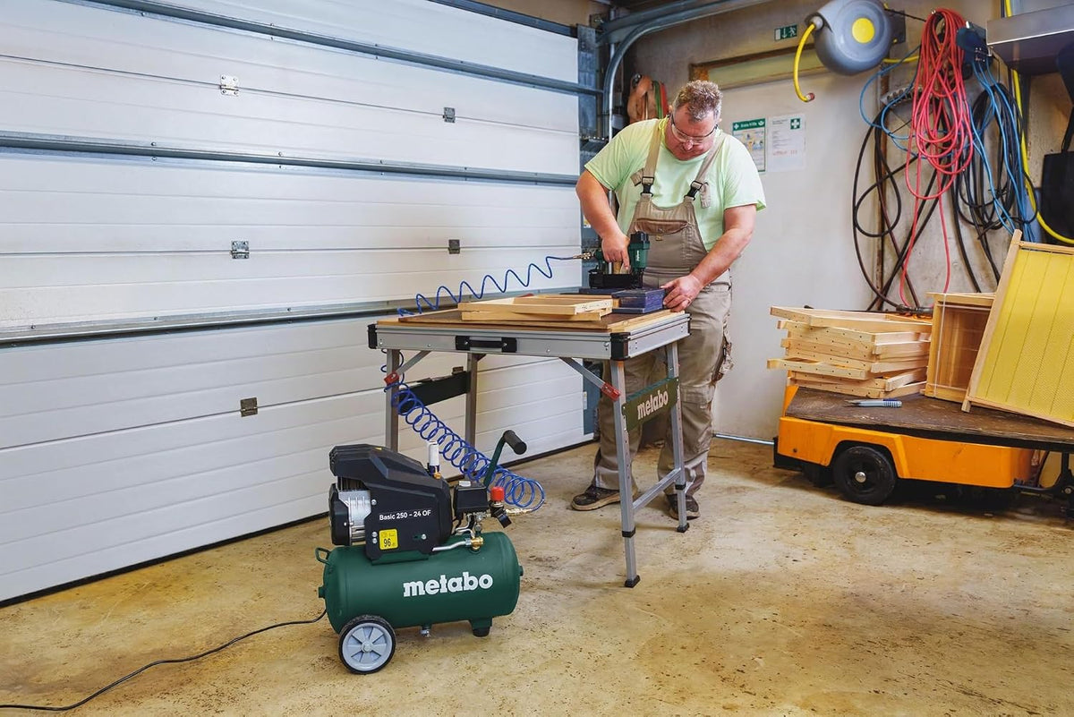 Compresor Metabo Basic 250-24 OF - 120 l/min de capacidad de llenado, 24 l de capacidad de depósito, compresor de aire comprimido móvil de 8 bar, 240 l/min de capacidad de aspiración, 1,5 kW - bajo mantenimiento y sin aceite, para taller y bricolaje