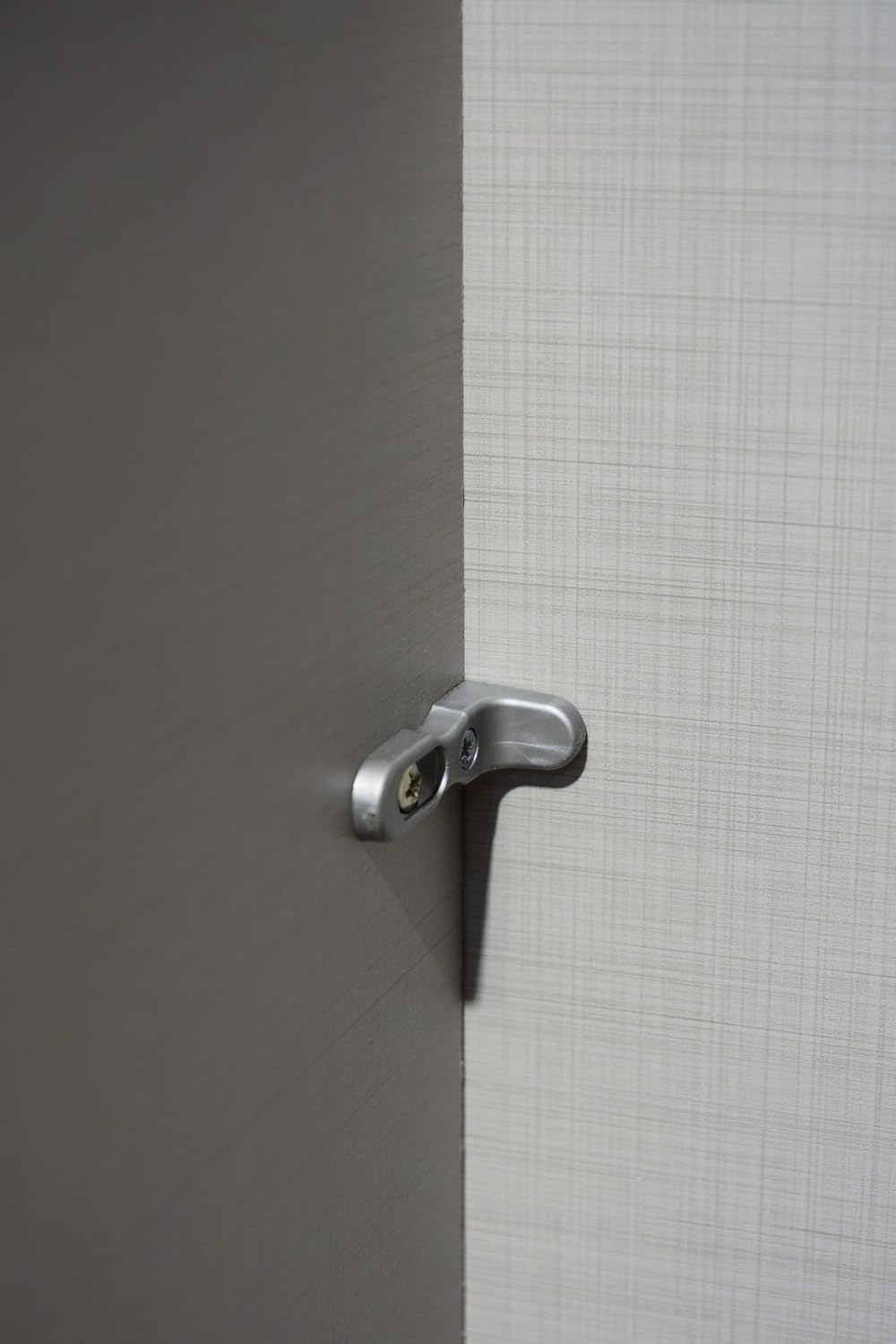 Armario de puertas batientes möbelando >Clack< en lacado blanco de alto brillo - 91x199x58cm (ancho x alto x fondo)