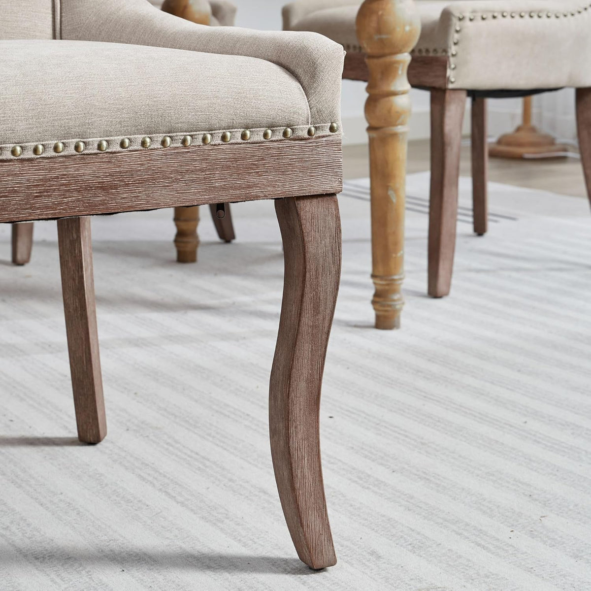 Juego de 4 sillas de comedor, juego de 4 sillas de cocina, sillas con respaldo alto y capitoné, silla de comedor tapizada en tela de chenilla suave con patas de madera, decoración de remaches metálicos, capacidad de carga de 150 kg