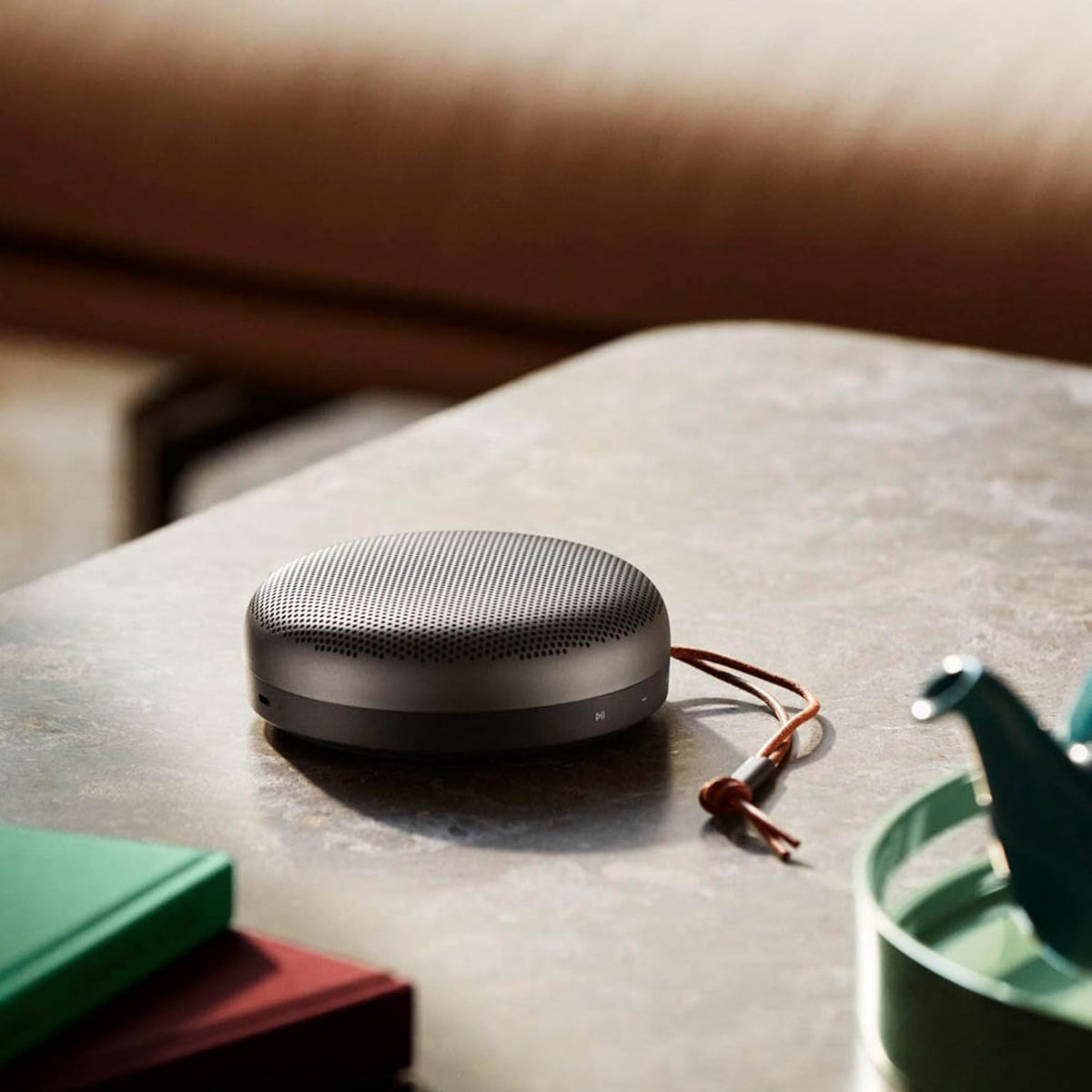 Bang & Olufsen Beosound A1 (2.ª gen.) – Altavoz Bluetooth portátil inalámbrico, resistente al agua IP67, sonido 360 grados, asistente de voz Alexa y manos libres, 18 horas de batería - Black Anthracite