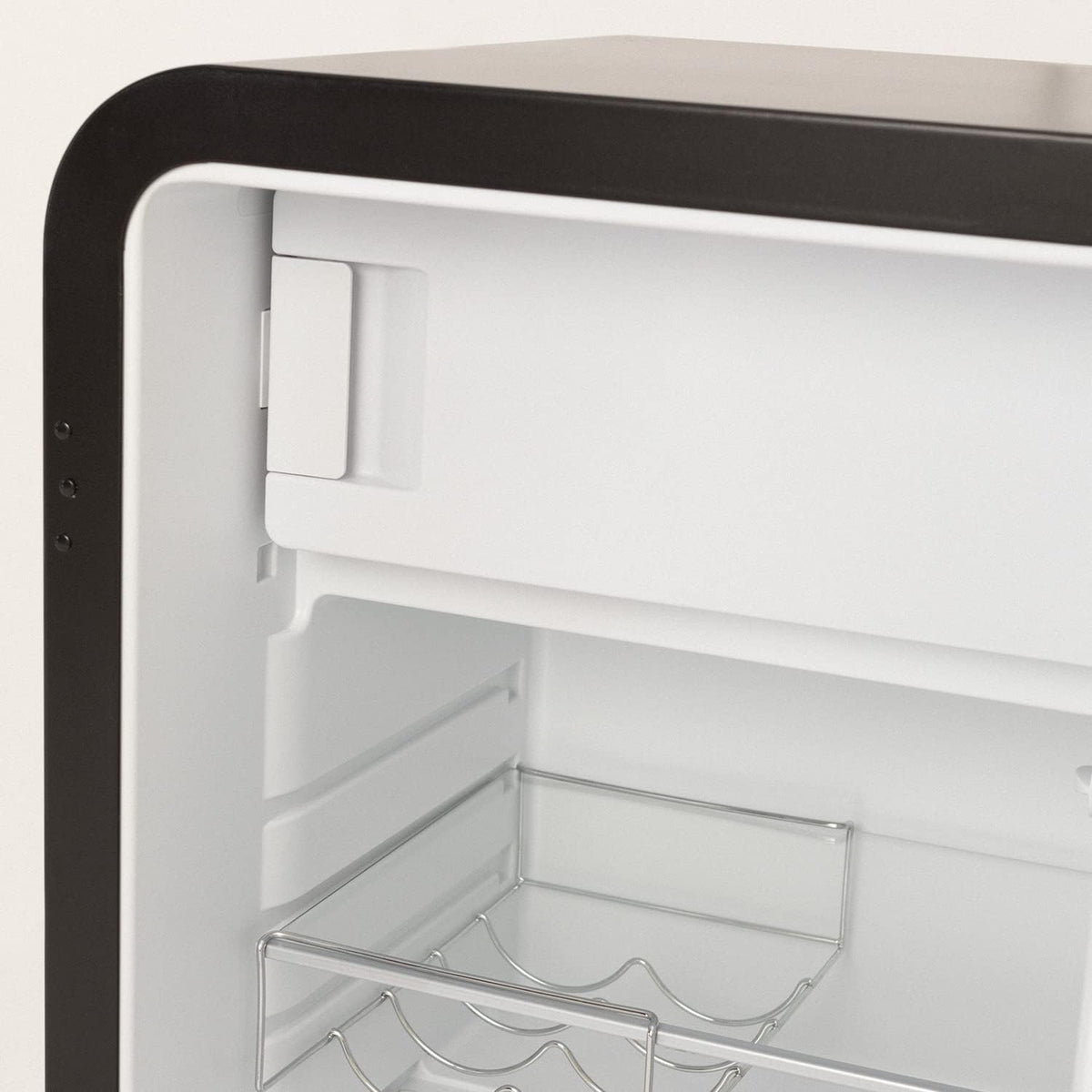 CREAR / RÉTRO FRIGO 83.5 PLATA/Refrigerador negro con manija dorada / 98W, bajo consumo, 2 estantes, regulador de temperatura, botellero, 56x54x84cm.
