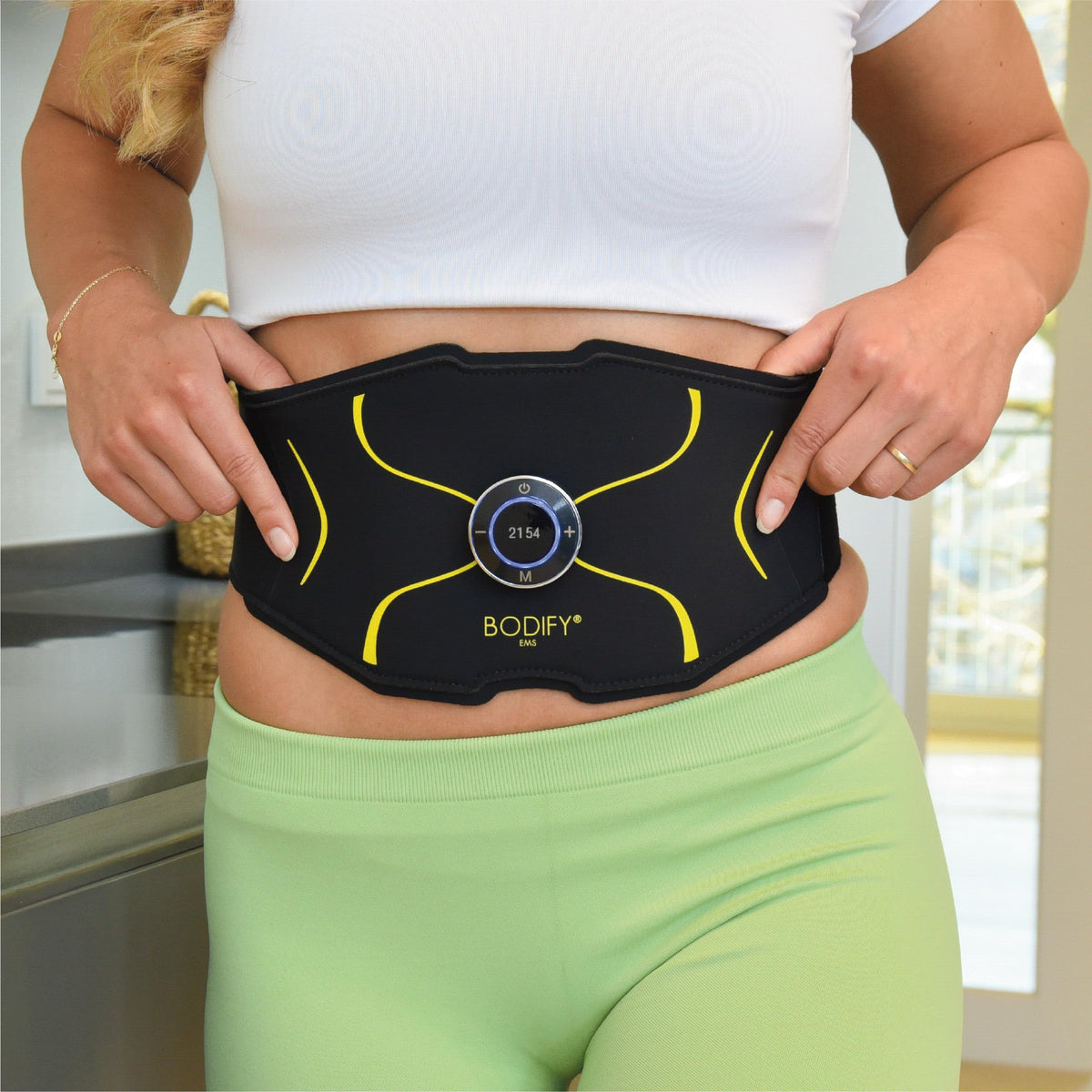 Entrenador abdominal EMS Max para estimulación muscular abdominal dirigida con controlador, cable de carga y cinta de extensión