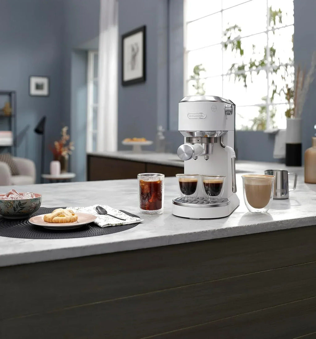 De'Longhi Dedica – Cafetera de bomba de acero inoxidable para café molido o monodosis, espresso y capuchino, depósito de 1,3 litros, sistema antigoteo, modelo EC685.M, color metal
