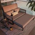 Tumbona de jardín con reposabrazos de hierro trenzado, sofá de exterior resistente a la intemperie, incluye mesa de centro de cristal y cojines, sofá cama para exterior, sofá de dos plazas con taburete y mesa de centro, gris