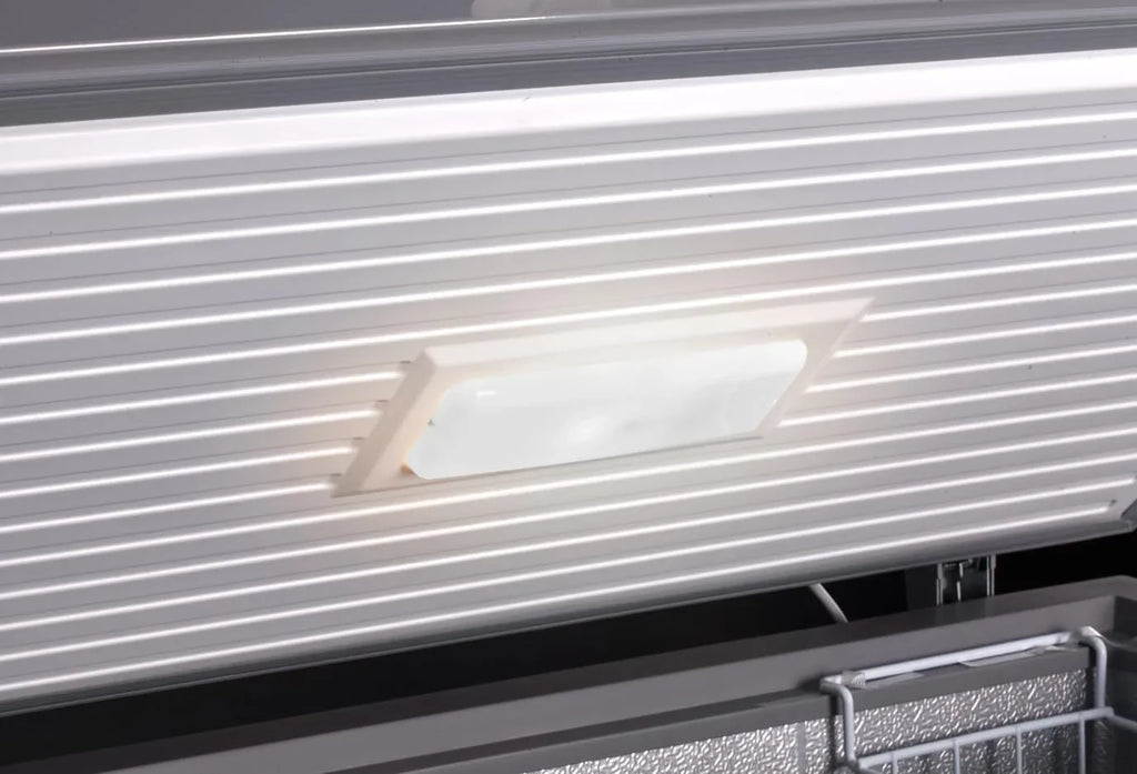 METRO Professional Congelador horizontal GHF2700S, 188 x 73,5 x 94,5 cm, 700 L, 125 W, 3 cestas, iluminación LED, 6 ruedas, con cerradura, blanco/gris