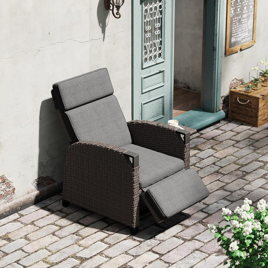 Tumbona Relax Amopatio, hamaca de ratán con respaldo ajustable y mesa plegable, sillón de jardín para exterior resistente a la intemperie, para terraza, jardín, balcón – Gris y Marrón