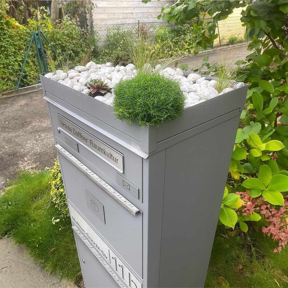 Buzón y casillero para paquetes Metzler, acero inoxidable y sólido, casillero para paquetes exterior grande XXL, buzón de pie moderno, caja para paquetes, buzón de correos en RAL 9007 aluminio gris con grabado de nombre, modelo Bispo 2