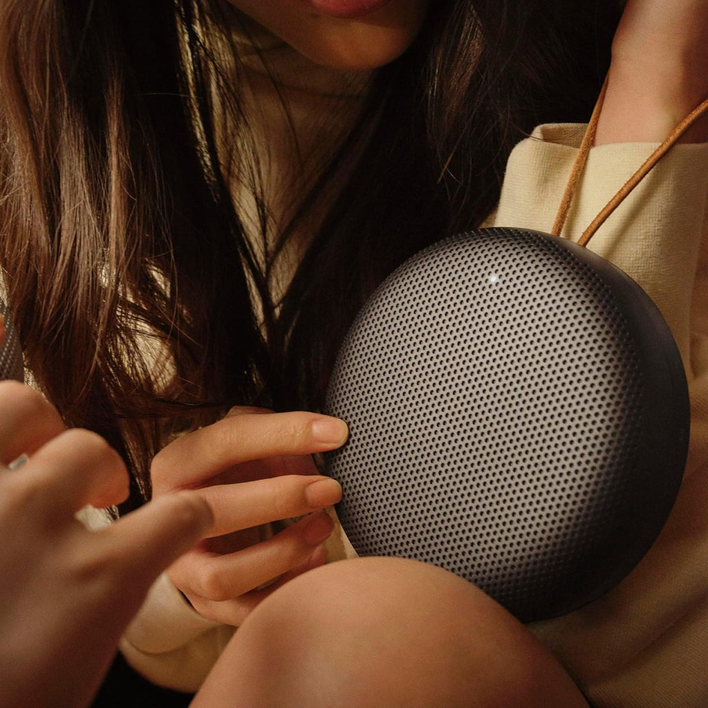 Bang & Olufsen Beosound A1 (2.ª gen.) – Altavoz Bluetooth portátil inalámbrico, resistente al agua IP67, sonido 360 grados, asistente de voz Alexa y manos libres, 18 horas de batería - Black Anthracite
