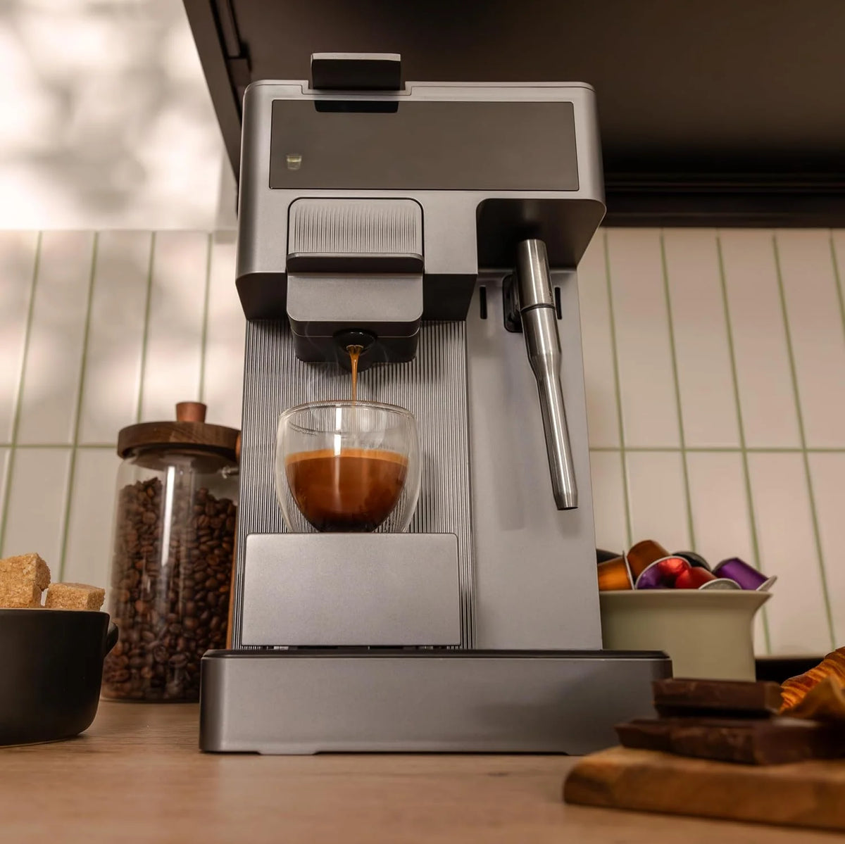 Cecotec Ekspres do kawy espresso, ekspres do kawy FreeStyle Latte T. 1350 W, 20 bar, zbiornik na wodę 1,6 l i 400 ml mleka, kompatybilny z kawą mieloną, Dolce Gusto, Nespresso i K-Fee