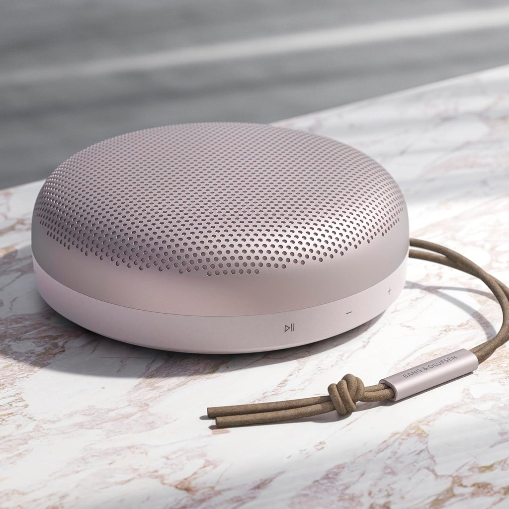 Bang & Olufsen Beosound A1 (2.ª gen.) – Altavoz Bluetooth portátil inalámbrico, resistente al agua IP67, sonido 360 grados, asistente de voz Alexa y manos libres, 18 horas de batería - Black Anthracite