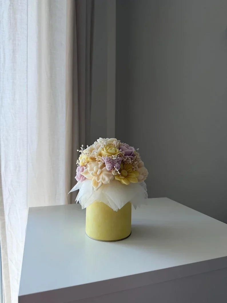 Ramo de flores de cera hecho a mano con cera de colza y flores secas en una elegante caja de terciopelo, colores pastel