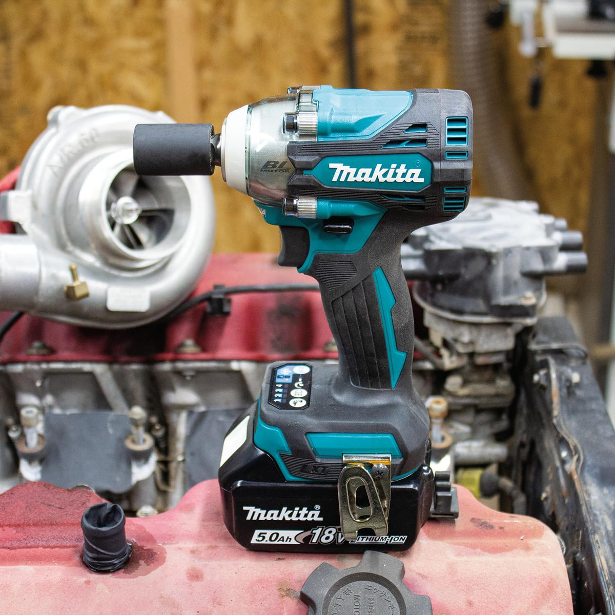 Atornillador de impacto a batería Makita DTW300RTJ 18 V / 5,0 Ah, 2 baterías + cargador en MAKPAC