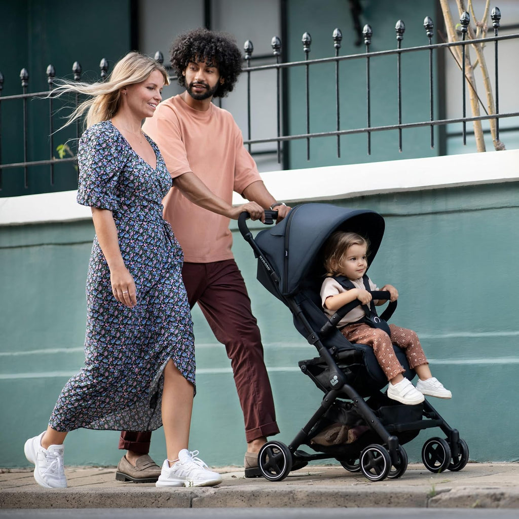 Cochecito para bebé Maxi-Cosi Lara2, 0–4 años, 0–22 kg, silla de paseo ultraligera y compacta, 3 posiciones de reclinado, posición horizontal, plegado compacto, correa para el hombro, Essential Black
