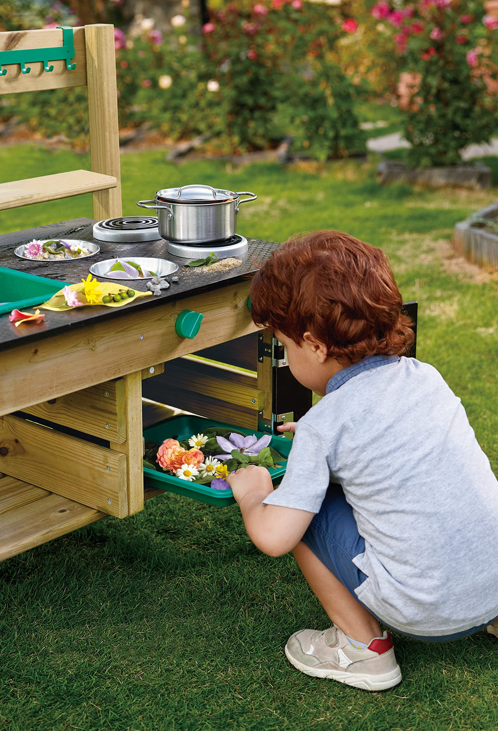 Cocina de juguete para exteriores E3193 de madera de pino para niños a partir de 3 años con fogones, horno, fregadero, depósito de agua y accesorios de cocina