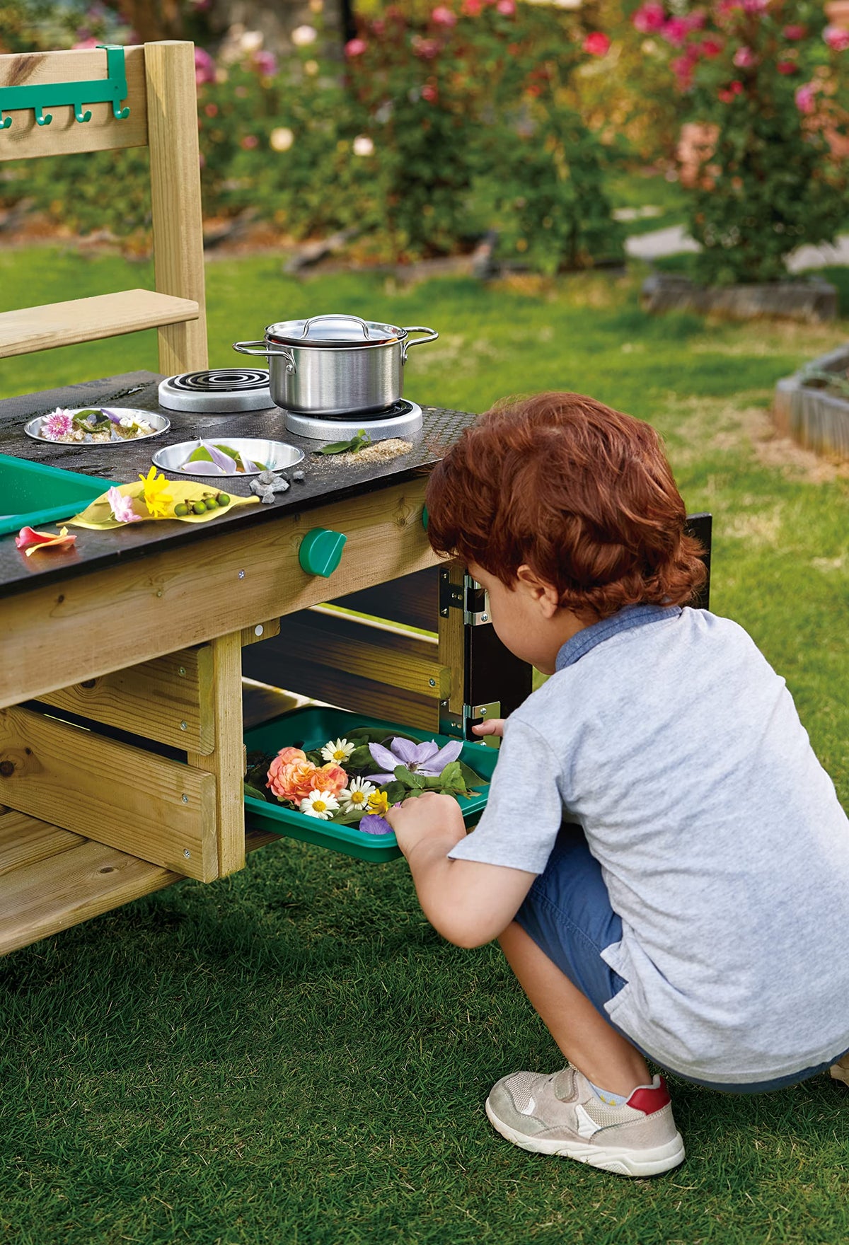 Cocina de juguete para exteriores E3193 de madera de pino para niños a partir de 3 años con fogones, horno, fregadero, depósito de agua y accesorios de cocina