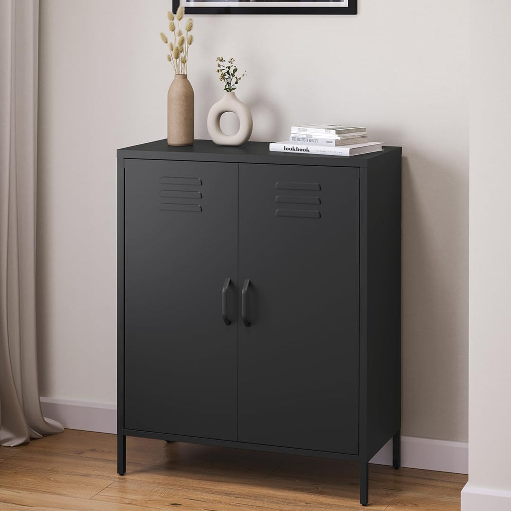 Cómoda de metal Atria de skølm – Aparador en negro – Armario metálico con 3 compartimentos y puertas dobles – Armario multiusos con estantes flexibles – Highboard estilo industrial – Armario de almacenaje/mueble recibidor