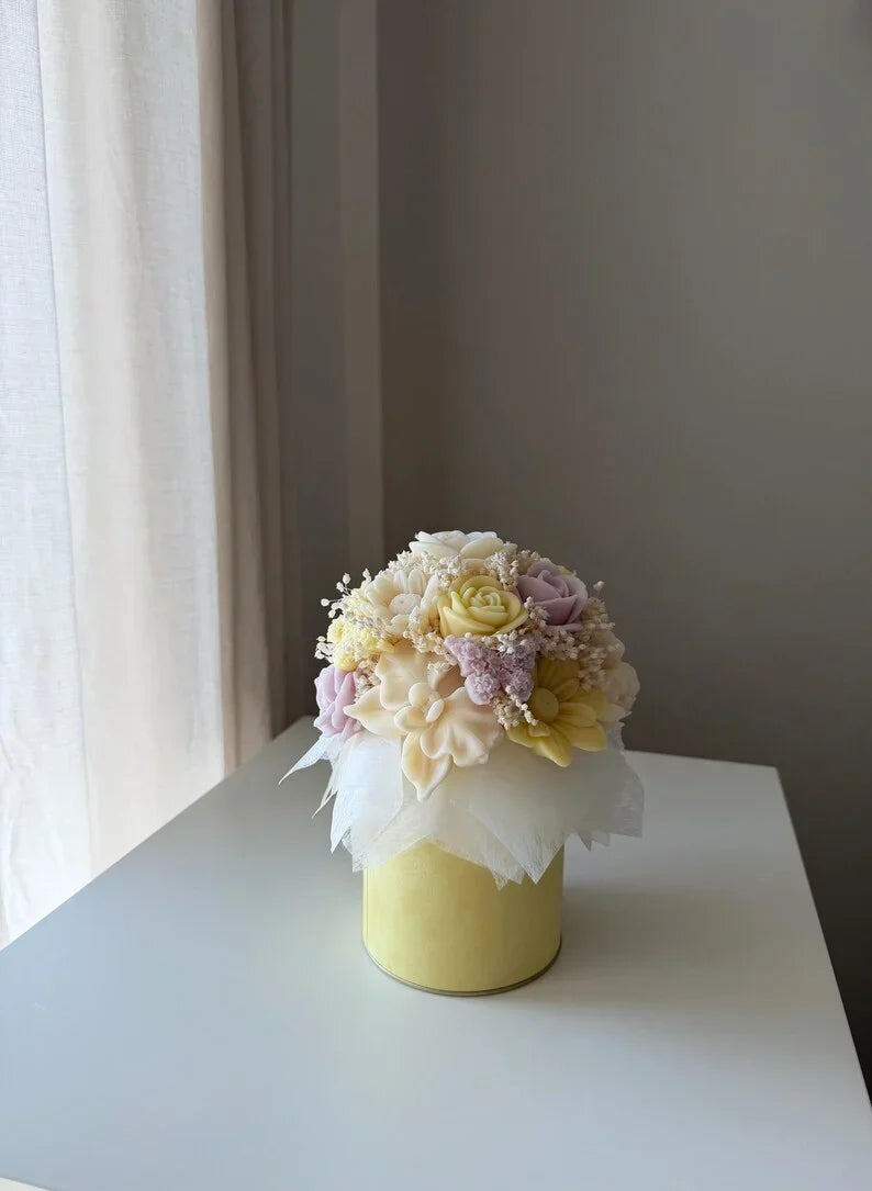 Ramo de flores de cera hecho a mano con cera de colza y flores secas en una elegante caja de terciopelo, colores pastel