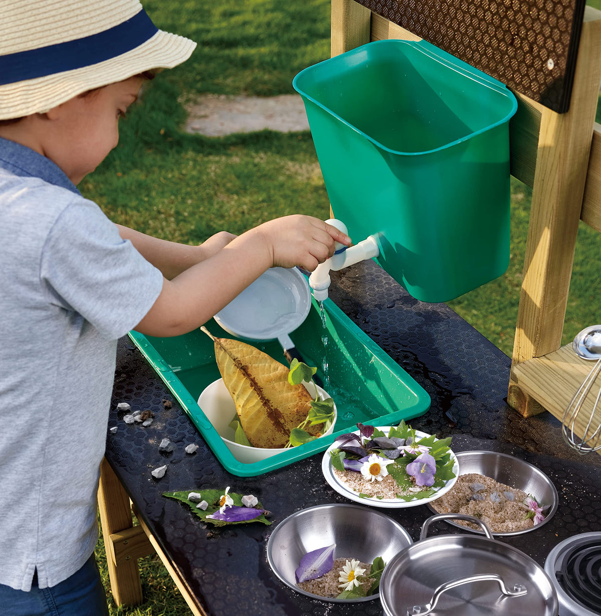 Cocina de juguete para exteriores E3193 de madera de pino para niños a partir de 3 años con fogones, horno, fregadero, depósito de agua y accesorios de cocina