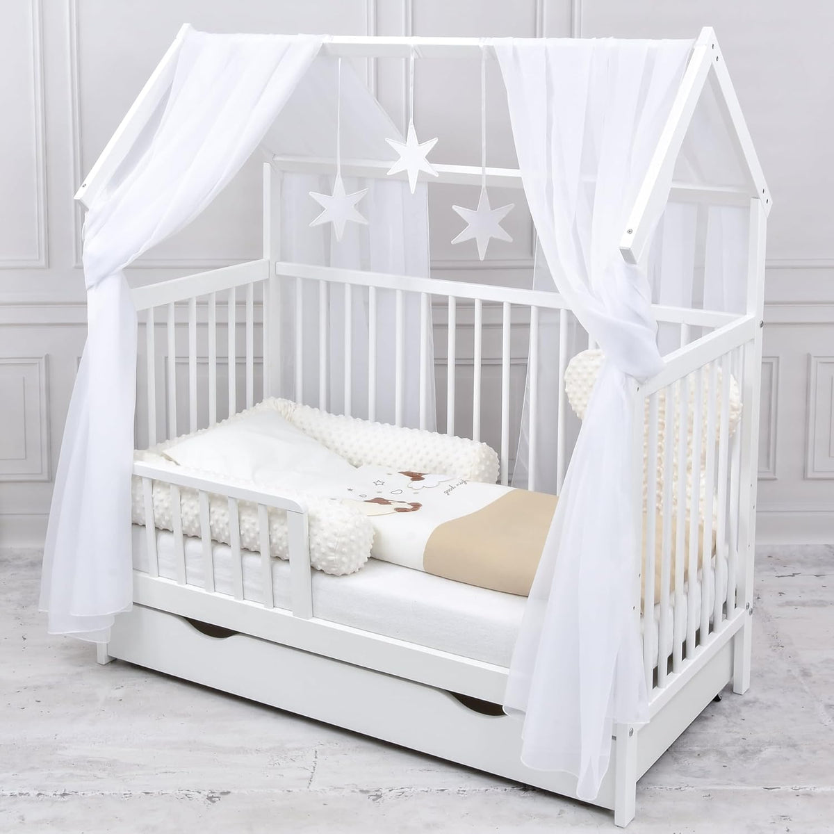 Set completo de cuna Baby Delux, cama casita de 60x120 cm, color blanco, con cajón, barrera anticaídas, colchón, ropa de cama y set de decoración (Prince Stars)