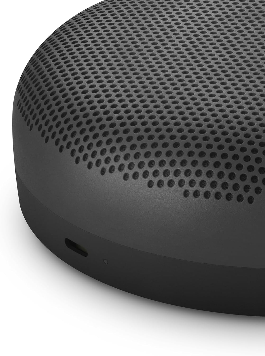 Bang & Olufsen Beosound A1 (2.ª gen.) – Altavoz Bluetooth portátil inalámbrico, resistente al agua IP67, sonido 360 grados, asistente de voz Alexa y manos libres, 18 horas de batería - Black Anthracite
