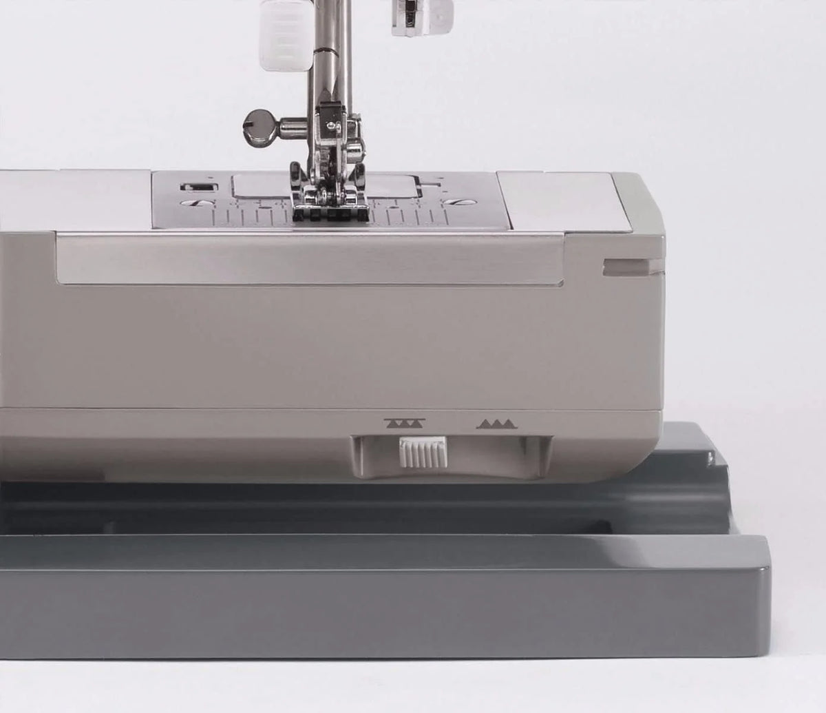 Singer maszyna do szycia Heavy Duty 4432 z torbą i stópką overlock CUCIREONLINE w kolorze szarym z metalu