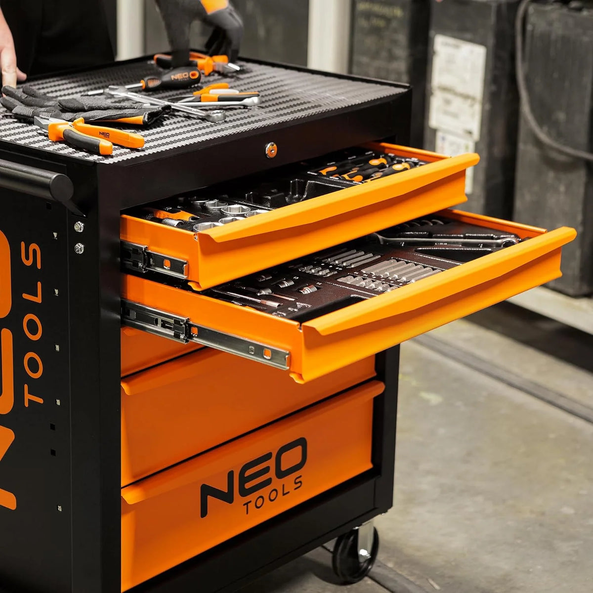 NEO TOOLS Wózek warsztatowy wypełniony narzędziami, 117-częściowy | 5 półek – szuflady z łożyskiem kulkowym – centralnie zamykany – mata antypoślizgowa – kółka obrotowe – hamulec postojowy – wózek