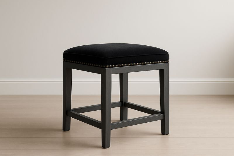 Taburete cuadrado de tela negra con estructura de madera 45x40x40cm