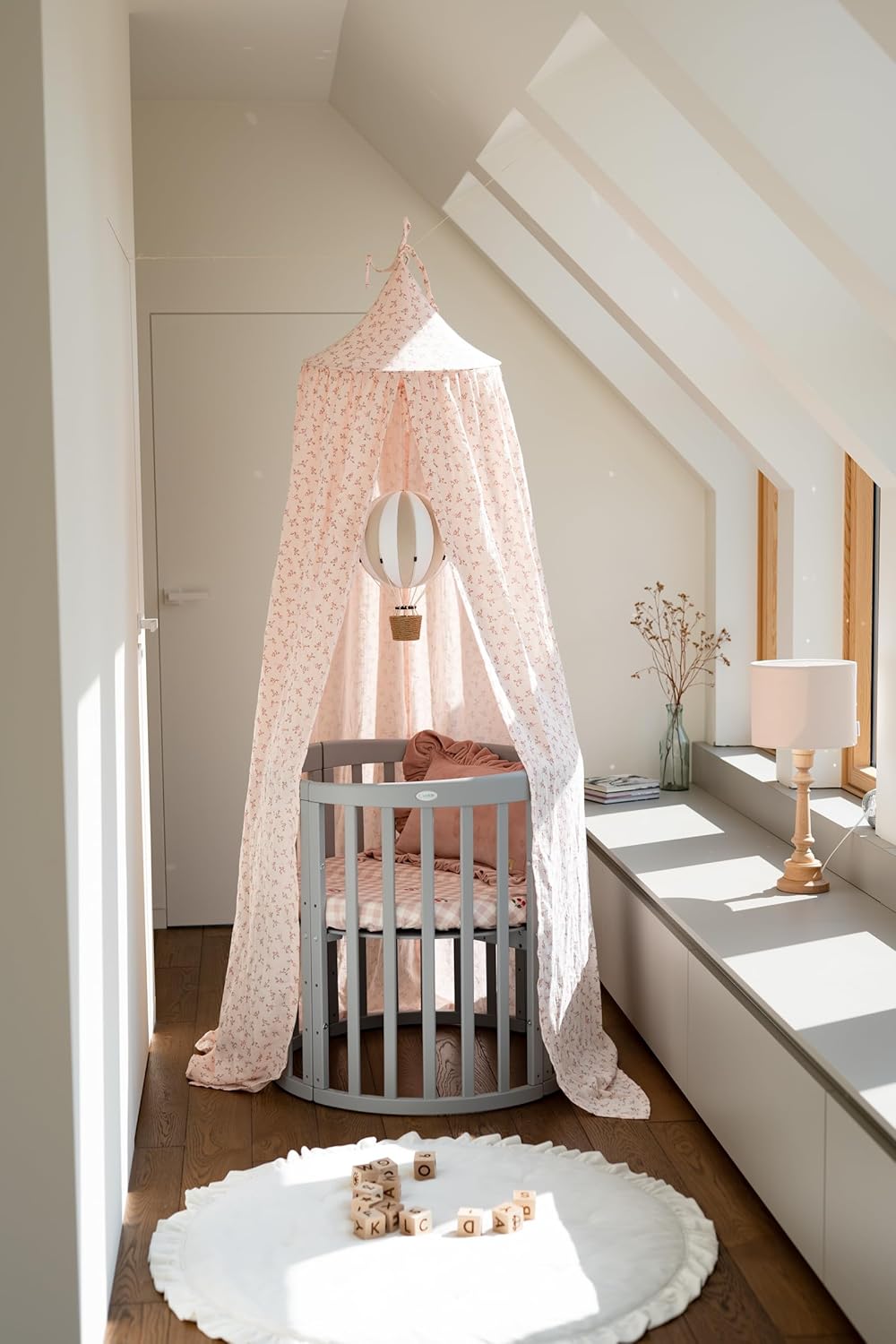 Cuna ovalada evolutiva Waldin, set completo 7 en 1, cuna de barrotes, cama infantil con colchón, cambiador, cuna colecho, madera blanca