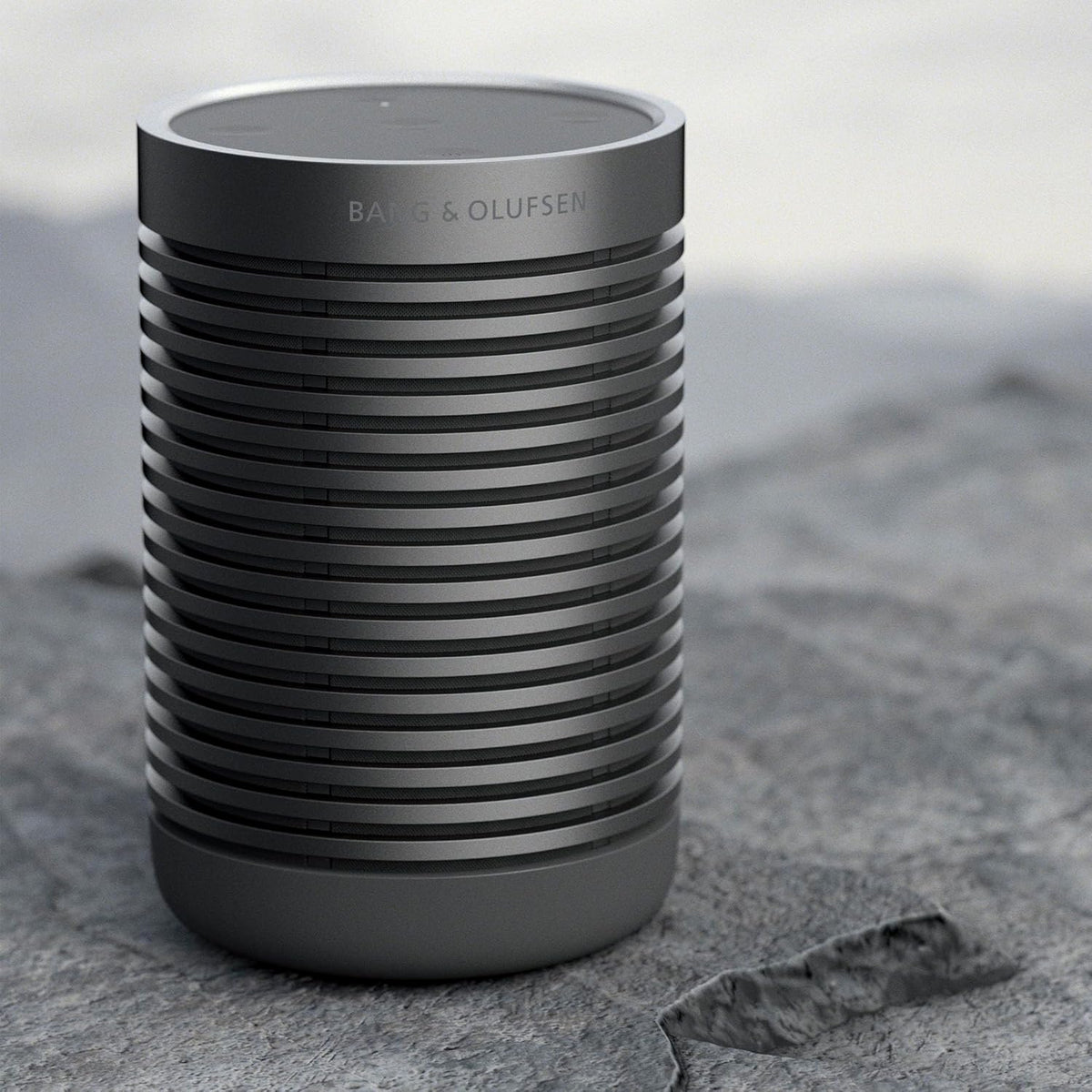 Bang & Olufsen Beosound Explore – Altavoz Bluetooth inalámbrico portátil para exteriores, hogar y viajes, 27 horas de autonomía, resistente al agua, sonido 360° + cable de carga USB-C – Negro antracita