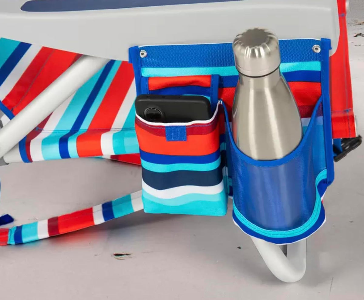 Silla de playa Tommy Bahama modelo 2025. A rayas rojas y azules.