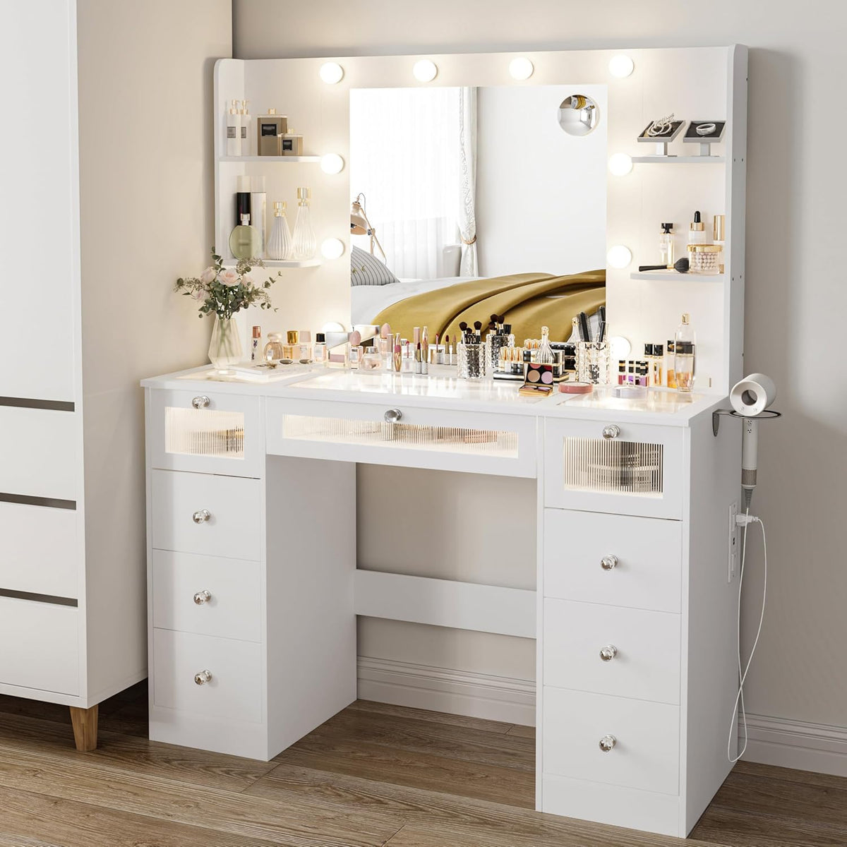 Tocador blanco con espejo iluminado de 23.5”, escritorio con cubierta de vidrio, 9 cajones, 3 colores de luces tipo Hollywood, 4 repisas, acrílico y toma de corriente, mesa de maquillaje para dormitorio