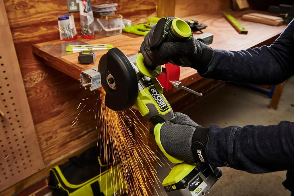 RYOBI - Szlifierka kątowa 2000 W śr. 230 mm - 6600 obr./min - uchwyt tylny obracany o 180° - Soft Start - Dostarczany z 1 metalową tarczą tnącą o średnicy 230 mm i 1 kluczem serwisowym - EAG2000-G