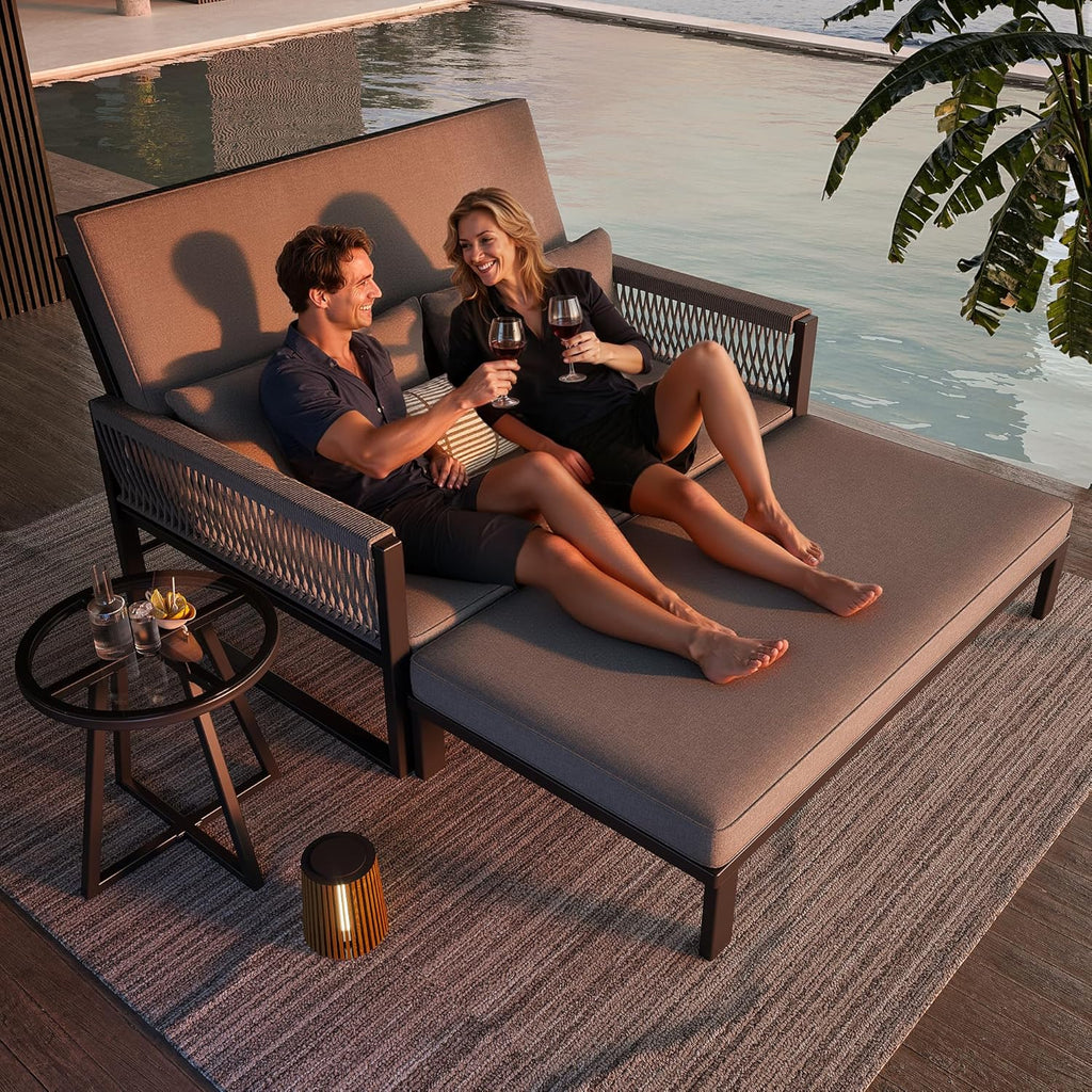 Tumbona de jardín con reposabrazos de hierro trenzado, sofá de exterior resistente a la intemperie, incluye mesa de centro de cristal y cojines, sofá cama para exterior, sofá de dos plazas con taburete y mesa de centro, gris